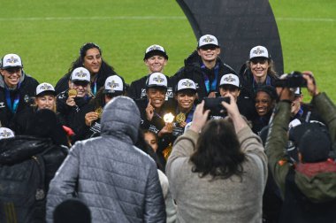 TORONONONONONTO, ONTARIO, CANADA - NOVEMBER 15, 2025: Vancouver Rise FC oyuncuları BMO Field 'da AFC Toronto' yu 2-1 yenip Kuzey Süper Ligi Şampiyonu olduktan sonra kazananların madalyalarıyla fotoğraf çekimi için poz verdiler