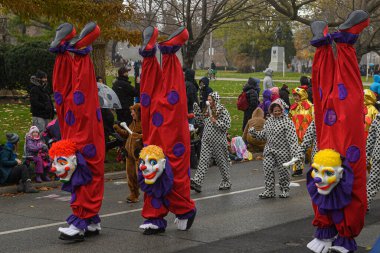 TORONONONONONTO, ONTARIO, CANADA - 23 Kasım 2025: Baş aşağı yürüme simülasyonu yapan bir grup palyaço