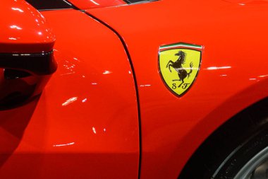 Toronto, ON, Kanada - 15 Mart 2025: Kanada Uluslararası Otomobil Fuarı sırasında kırmızı lüks bir spor arabanın çamurluğunda bir Ferrari amblemi sergilenmektedir..