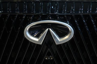 Toronto, ON, Kanada - 14 Şubat 2025: Kanada Uluslararası Otomobil Fuarı sırasında bir arabanın ızgarasında bir Infiniti amblemi sergilenmektedir.