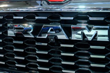 Toronto, ON, Kanada - 14 Şubat 2025: Kanada Uluslararası Otomobil Fuarı sırasında bir arabada bir RAM amblemi sergilendi