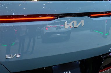 Toronto, ON, Kanada - 14 Şubat 2025: Kia amblemi Kanada Uluslararası Otomobil Fuarı sırasında bir arabada sergilendi.