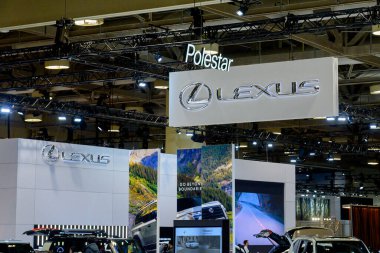 Toronto, ON, Kanada - 14 Şubat 2025: Lexus amblemi Kanada Uluslararası Otomobil Fuarı 2025 yılında pankartta sergilendi.