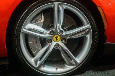 Toronto, ON, Kanada - 15 Mart 2025: Kanada Uluslararası Otomobil Fuarı sırasında kırmızı lüks bir spor arabanın alaşımlı tekerleğinde bir Ferrari amblemi sergilenmektedir.