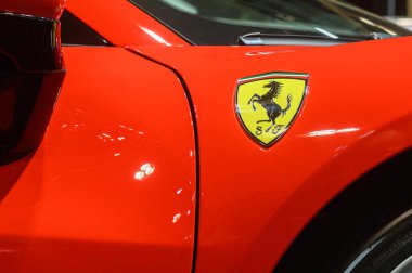 Toronto, ON, Kanada - 15 Mart 2025: Kanada Uluslararası Otomobil Fuarı sırasında kırmızı lüks bir spor arabanın çamurluğunda bir Ferrari amblemi sergilenmektedir..