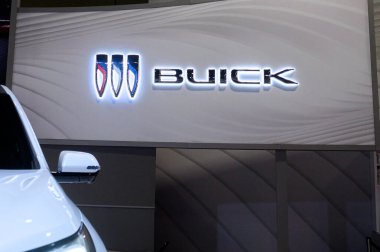 Toronto, ON, Kanada - 14 Şubat 2025: Buick amblemi Kanada Uluslararası Otomobil Fuarı 2025 yılındaki pankartta sergilenmektedir.