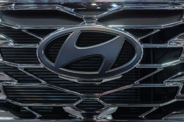 Toronto, ON, Kanada - 14 Şubat 2025: Kanada Uluslararası Otomobil Fuarı sırasında arabada Hyundai amblemi sergilenmektedir.