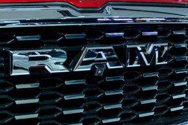 Toronto, ON, Kanada - 14 Şubat 2025: Kanada Uluslararası Otomobil Fuarı sırasında bir arabada bir RAM amblemi sergilendi