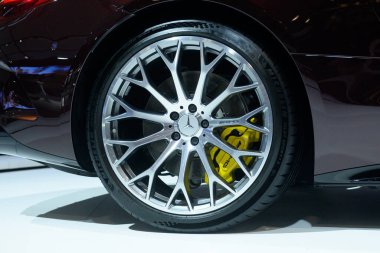 Toronto, ON, Kanada - 14 Şubat 2025: Mercedes-Benz amblemi Kanada Uluslararası Otomobil Fuarı sırasında bir arabada sergilendi.