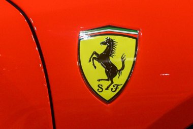 Toronto, ON, Kanada - 15 Mart 2025: Kanada Uluslararası Otomobil Fuarı sırasında kırmızı lüks bir spor arabanın çamurluğunda bir Ferrari amblemi sergilenmektedir..