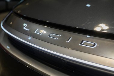 Toronto, ON, Kanada - 15 Mart 2025: Kanada Uluslararası Otomobil Fuarı sırasında lüks bir elektrikli sedan 'ın önünde Berrak bir amblem sergilenmektedir.