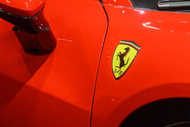 Toronto, ON, Kanada - 15 Mart 2025: Kanada Uluslararası Otomobil Fuarı sırasında kırmızı lüks bir spor arabanın çamurluğunda bir Ferrari amblemi sergilenmektedir..