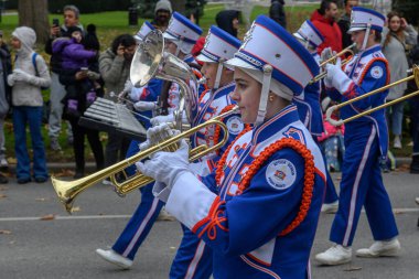 Toronto, ON, Kanada - 23 Kasım 2025: İnsanlar Toronto şehir merkezindeki 121..