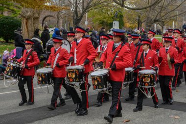 Toronto, ON, Kanada - 23 Kasım 2025: İnsanlar Toronto şehir merkezindeki 121..
