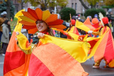 Toronto, ON, Kanada - 23 Kasım 2025: İnsanlar Toronto şehir merkezindeki 121..