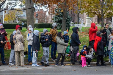Toronto, ON, Kanada - 23 Kasım 2025: İzleyiciler 121 'inci Noel Baba Geçidi' ni yol kenarından, bayram etkinliği için sıcak giyimli bir şekilde izliyorlar..