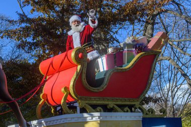 TORONONONONTO, ONTARIO, CANADA - 23 Kasım 2025: Noel Baba, Toronto şehir merkezindeki orijinal Noel Baba Geçit Töreni 'nin finalinde, ikonik kırmızı ve altın kızağına binerken kalabalığa el sallıyor..
