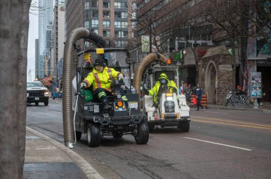 Toronto, ON, Kanada - 12 Ekim 2025: Bir şehir sokak temizleme makinesi, kentsel alanda bir belediye temizlik hizmeti sunuyor.