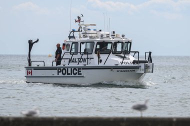 Toronto, ON, Kanada - 24 Ekim 2025: Bir Halton Polis Birimi Ontario Gölü kıyısında devriye geziyor.