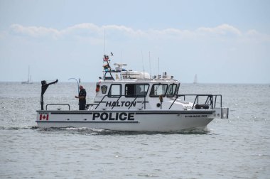 Toronto, ON, Kanada - 24 Ekim 2025: Bir Halton Polis Birimi Ontario Gölü kıyısında devriye geziyor.