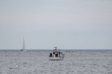 Toronto, ON, Kanada - 24 Ekim 2025: Bir Halton Polis Birimi Ontario Gölü kıyısında devriye geziyor.