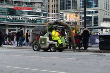 Toronto, ON, Kanada - 12 Ekim 2025: Bir şehir sokak temizleme makinesi, kentsel alanda bir belediye temizlik hizmeti sunuyor.