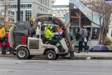 Toronto, ON, Kanada - 12 Ekim 2025: Bir şehir sokak temizleme makinesi, kentsel alanda bir belediye temizlik hizmeti sunuyor.