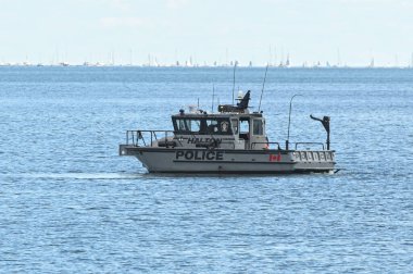 Toronto, ON, Kanada - 24 Ekim 2025: Bir Halton Polis Birimi Ontario Gölü kıyısında devriye geziyor.