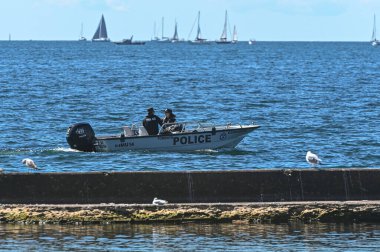 Toronto, ON, Kanada - 24 Ekim 2025: Güneşli bir günde iki memurun devriye gezdiği Toronto Polis Birimi.