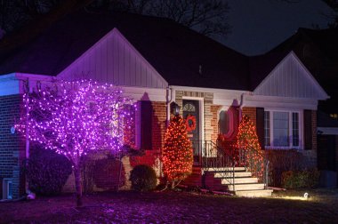 Toronto House Noel Işıklarıyla Aydınlandı
