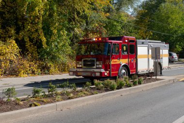 Toronto, ON, Kanada - 23 Ekim 2022: Toronto 'da bir itfaiye aracı çağrı için yola çıktı