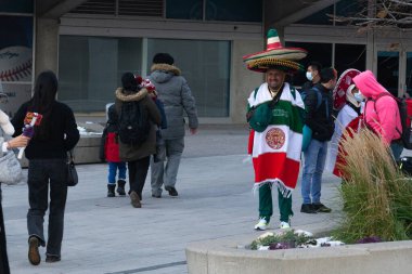 Toronto, ON, Kanada - 18 Kasım 2022: Meksikalı turistler Toronto sokaklarında ulusal kıyafetlerle yürüyor