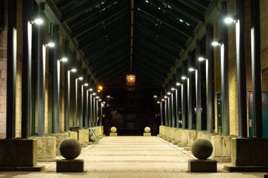 Toronto şehir merkezindeki modern kemer yoluna gece vakti bakın.