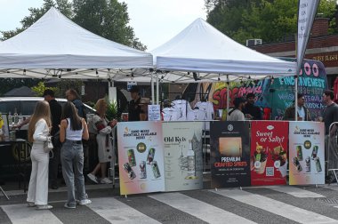 Toronto, ON, Kanada - 13 Eylül 2025: İnsanlar bir sokak festivalinin keyfini çıkarıyor, el sanatları kokteylleri, Ukrayna ruhları ve özel içkiler sunan satıcı kabinlerini ziyaret ediyorlar