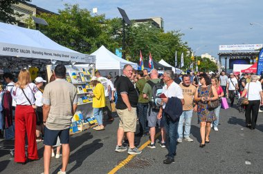 Toronto, ON, Kanada - 13 Eylül 2025: Toronto 'da Bloor Ukrayna Sokak Festivali' nin tadını çıkaran insanlar, pazar tezgahlarını keşfediyor ve Ukrayna kültür ve dayanışmasıyla meşgul oluyorlar