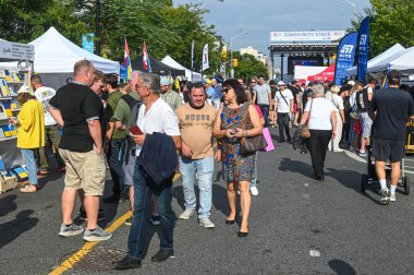 Toronto, ON, Kanada - 13 Eylül 2025: Her yıl düzenlenen Bloor Ukrayna Festivali 'nde sokakta yürüyen bir grup insan, tezgahlara göz atıyor ve açık hava etkinliğinin tadını çıkarıyor