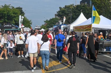 Toronto, ON, Kanada - 13 Eylül 2025: Bloor Ukrayna sokak festivalinin tadını çıkaran, yiyecek tezgahlarının önünden geçen ve Ukrayna bayrağı sallayan bir kalabalık