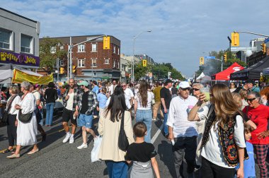 Toronto, ON, Kanada - 13 Eylül 2025: Bloor Ukrayna Sokak Festivali sırasında kalabalık bir caddede yürüyen insanlar, açık hava ve topluluk toplantılarının keyfini çıkarıyorlar