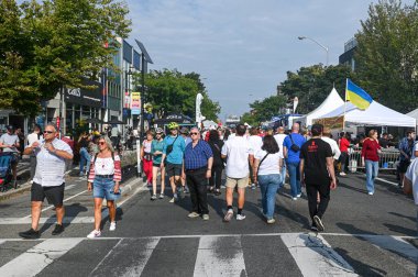 Toronto, ON, Kanada - 13 Eylül 2025: Bloor Ukrayna sokak festivalinin tadını çıkaran kalabalık, kapalı yolda kültür çadırları ve tezgahlarıyla yürüyor