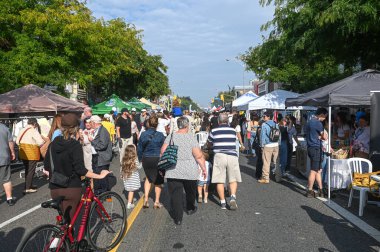 Toronto, ON, Kanada - 13 Eylül 2025: Bloor Ukrayna sokak festivalinde güneşli bir günde çadırların altında market tezgahlarını keşfeden bir kalabalık