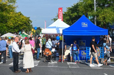 Toronto, ON, Kanada - 13 Eylül 2025: İnsanlar çadırları, satıcıları ve kalabalıklarıyla canlı bir yaz sokak festivalinin tadını çıkarıyor. Kültür ve topluluğun açık havada kutlanması
