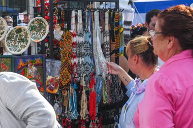 Toronto, ON, Kanada - 13 Eylül 2025: İnsanlar açık hava pazarını, Ukrayna 'nın geleneksel aksesuarlarını, mücevherlerini ve zanaatlarını, kültürlerini ve toplumlarını kutlamayı seviyorlar