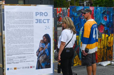 Toronto, ON, Kanada - 13 Eylül 2025: 24 Proje Sanat Sergisi 'ne katılan festival katılımcıları, Ukrayna kültürünün tanıtımı ve farkındalığın artırılması