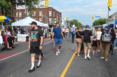 Toronto, ON, Kanada - 13 Eylül 2025: Festivale katılanlar Toronto 'da güneşli bir Bloor Ukrayna sokak festivalinde dolaşırken, satıcılar, gıda tezgahları ve kültür kabinlerinden geçtiler