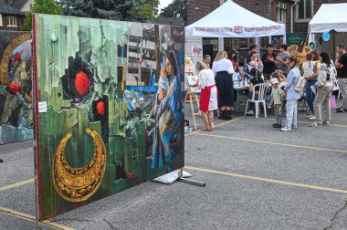 Toronto, ON, Kanada - 13 Eylül 2025: Açık hava Bloor Ukrayna sokak festivalinden hoşlanan, sanat sergilerini izleyen ve kültürel etkinliklere katılan insanlar
