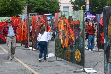 Toronto, ON, Kanada - 13 Eylül 2025: Festival ziyaretçileri, her yıl düzenlenen Bloor Ukrayna sokak festivali sırasında açık havada büyük renkli tablolar sergilediler