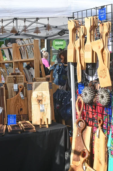 Toronto, ON, Kanada - 13 Eylül 2025: Bir sokak pazarında el yapımı ahşap kesme tahtaları, spatulalar ve dekoratif ürünlerin sergilendiği tezgah