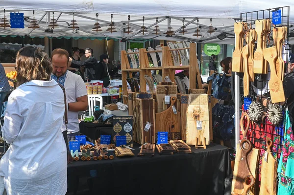 Toronto, ON, Kanada - 13 Eylül 2025: İnsanlar Bloor Ukrayna sokak festivali sırasında el yapımı ahşap el sanatları, tahta kesme tahtaları ve süsler satın alıyor