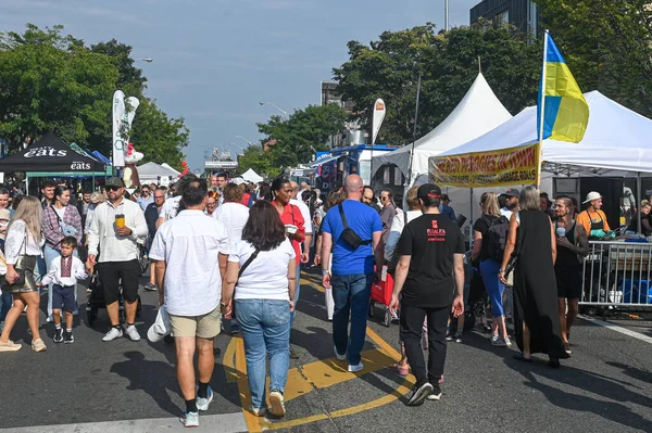 Toronto, ON, Kanada - 13 Eylül 2025: Bloor Ukrayna sokak festivalinin tadını çıkaran, yiyecek tezgahlarının önünden geçen ve Ukrayna bayrağı sallayan bir kalabalık