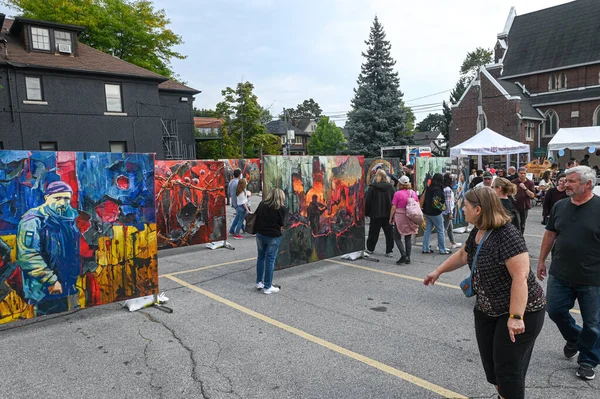 Toronto, ON, Kanada - 13 Eylül 2025: Bloor Ukrayna sokak festivalinden keyif alan insanlar, Ukrayna 'nın kültürel kimliğiyle ilgili temalı büyük anlamlı tabloları gözlemlediler